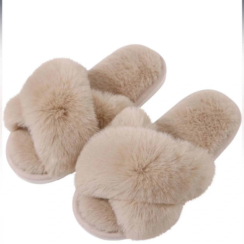 NWT Faux Fur Slippers Size 9-10 Grey-Silver - Picture 1 of 7
